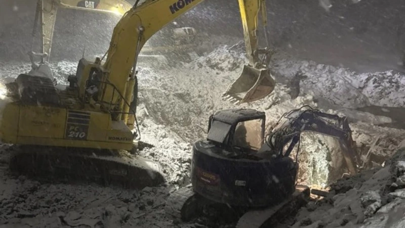 Более суток и шесть единиц техники: как в Долинском районе пробивались к порыву через болота