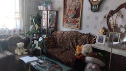 Жива и напугана: в Корсакове спасатели проникли в квартиру с «трупным запахом»