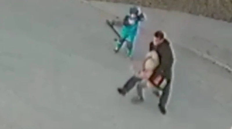 Потасовка взрослого мужчины и подростка привлекла внимание сахалинской полиции