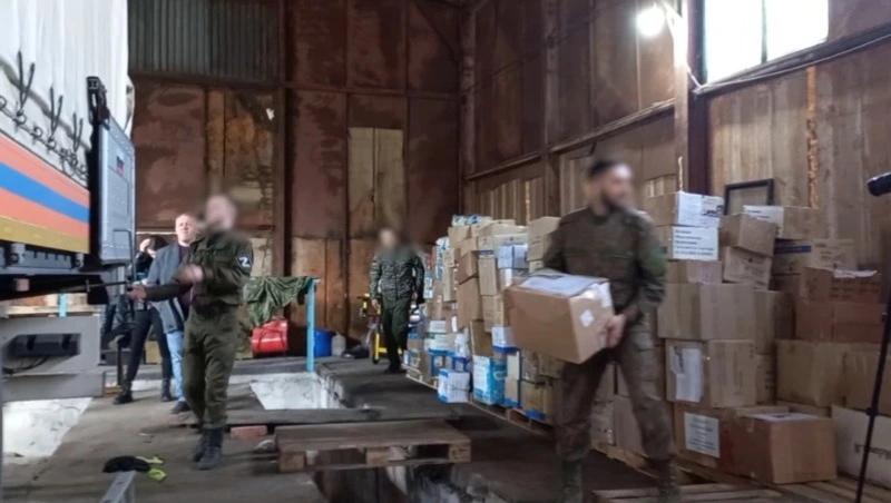 Группа женщин и священник с Сахалина приняли груз адресной помощи для бойцов СВО