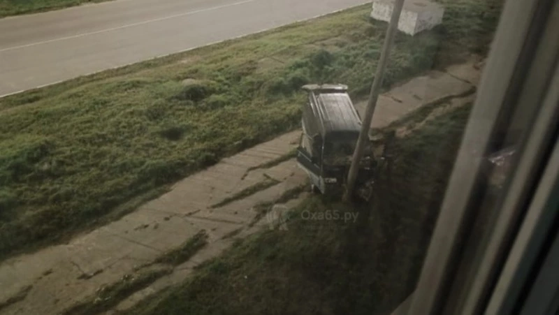 Водитель Mitsubishi Delica врезался в опору ЛЭП в центре Охи