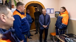 Мэр Южно-Сахалинска поздравил дежурных спасателей с наступающим Новым годом
