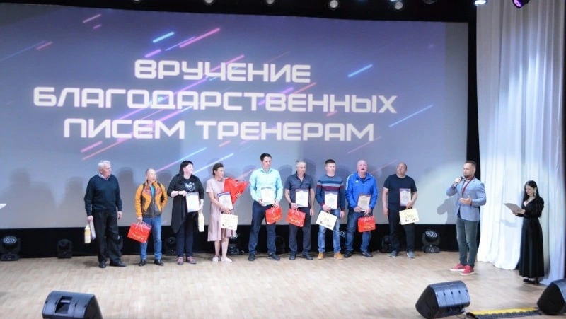 Выпускной вечер провели в спортивной школе Холмска