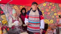 На Масленице Валерий Лимаренко накормил южносахалинцев горячими блинами