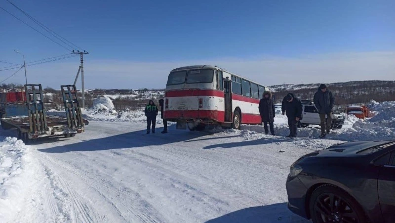 Toyota Crown въехал в служебный автобус нефтегазодобывающей компании в Охе