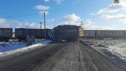 Прокуратура начала проверку столкновения поезда и фуры в Томаринском районе