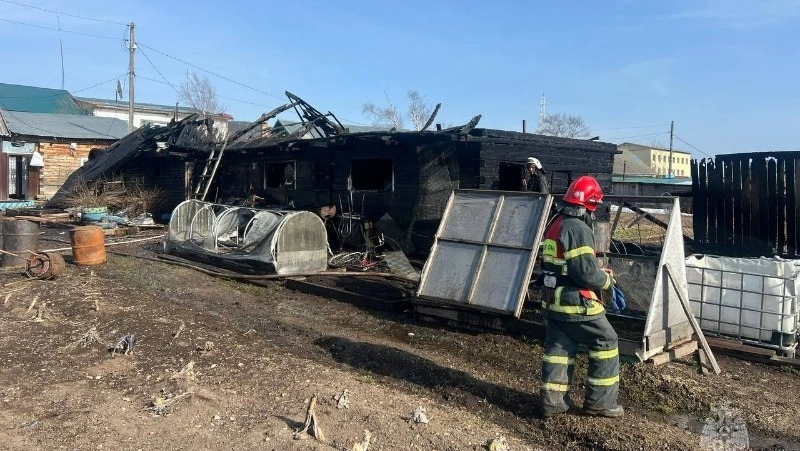 В сахалинском поселке Тымовское горели хозяйственные постройки на площади 150 кв. м.