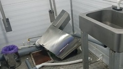 Вандалы разгромили общественный туалет у Морвокзала в Холмске