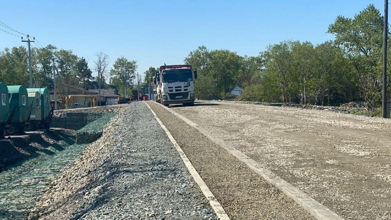 Замену «горбатому мосту» начали строить в Долинске