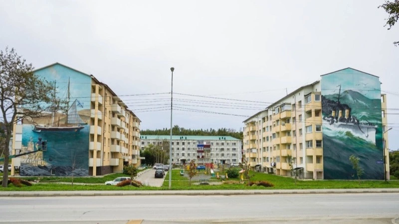 Корабли стали частью мурала на стене завода по производству напитков в Корсакове