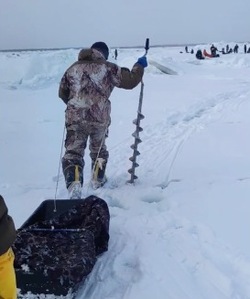 На Сахалине рыбаки провалились под лед три раза, чтобы не покупать навагу по 75 рублей
