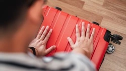 Житель Охи украл чемодан из аэропорта и решил пожертвовать чужие вещи церкви