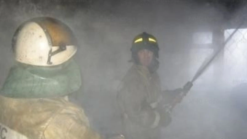 Пожарные потушили титан в жилом доме в Рейдово