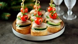 10 лучших рецептов канапе на Новый год 2025: вкусно, просто и стильно