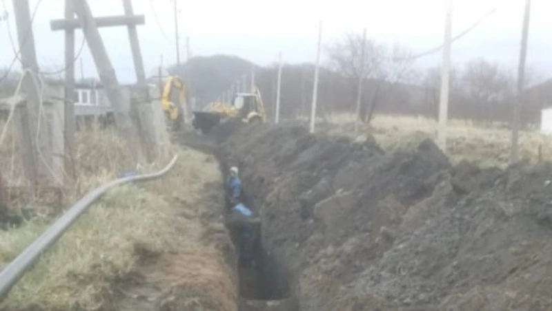 Укладку нового водовода в селе Совхозное Холмского района завершат в 2024 году
