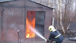 Спасатели потушили частный гараж в Корсакове 29 марта