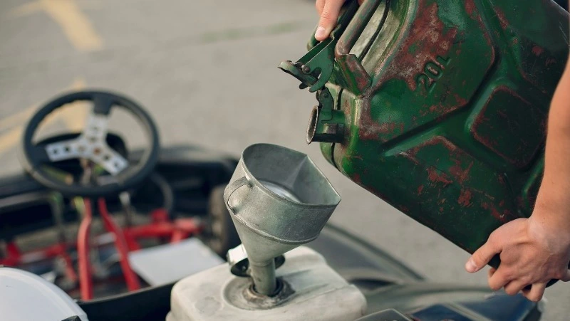 «Хватило про запас»: курильчанин слил с погрузчика 90 литров бензина