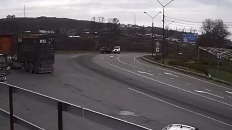 На въезде в Корсаков перевернулось авто