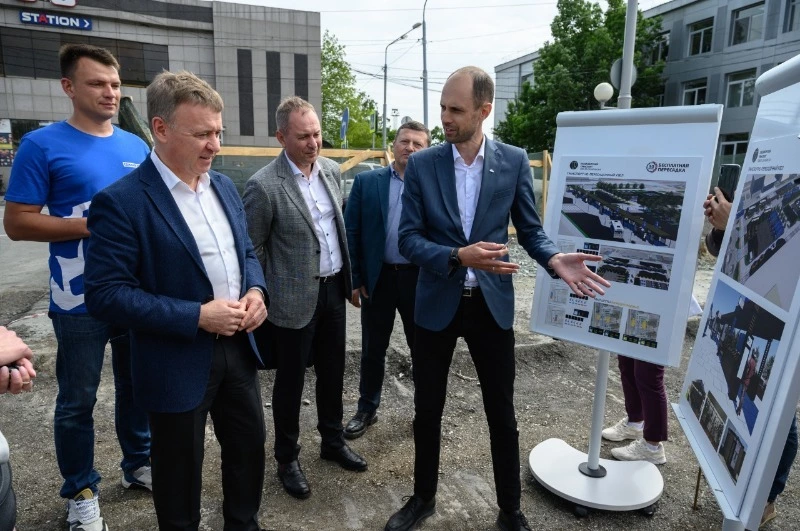 «Шаг вперед»: мэр Южно-Сахалинска проверил, как переделывают привокзальную площадь