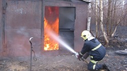 Пожарные потушили частный гараж в Тымовском районе днем 30 ноября