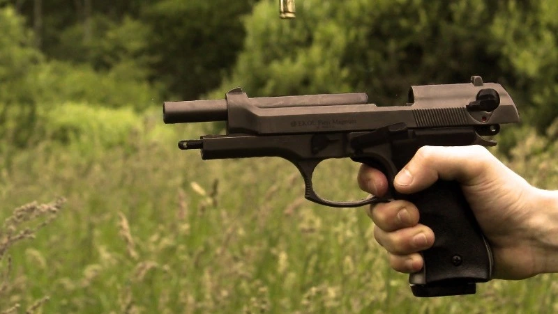 Мужчина расстрелял из пистолета автомобиль соседей в Холмске