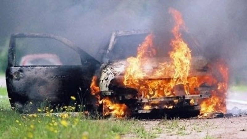 Пожарные потушили легковой автомобиль в Холмском районе