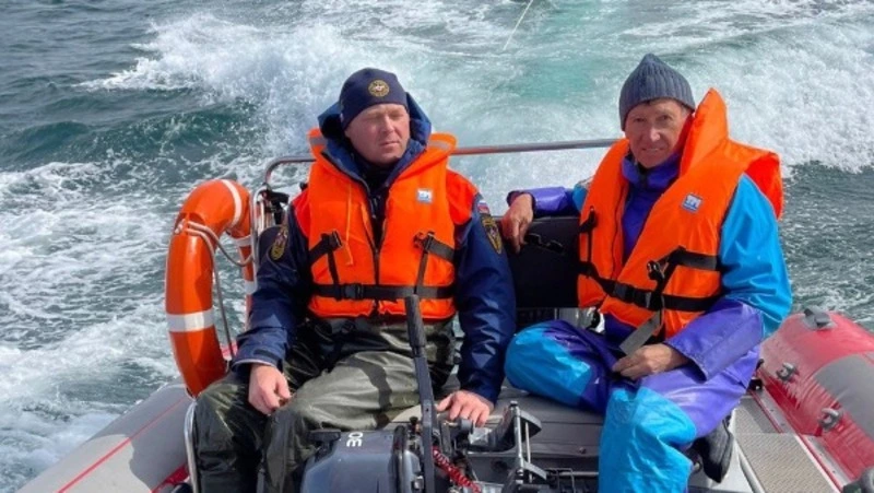 Спасатели доставили на берег рыбака с заглохшей лодки в Южно-Курильском районе