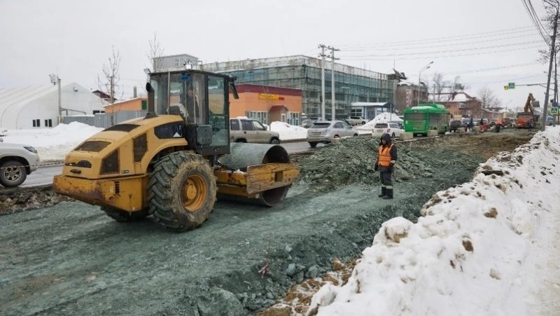 В Южно-Сахалинске ремонтируют большой участок главной дороги