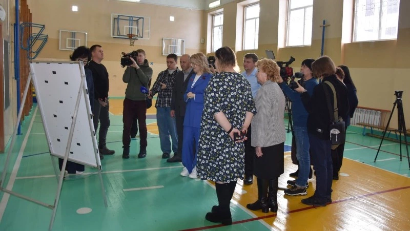 Министр образования Анастасия Киктева проверила готовность школы села Сокол к капремонту