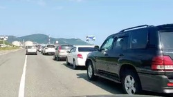 Ряд припаркованных у моря автомобилей преградил путь водителям в Пригородном