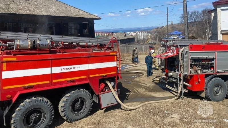 Бесхозный гараж загорелся в Охе 16 мая