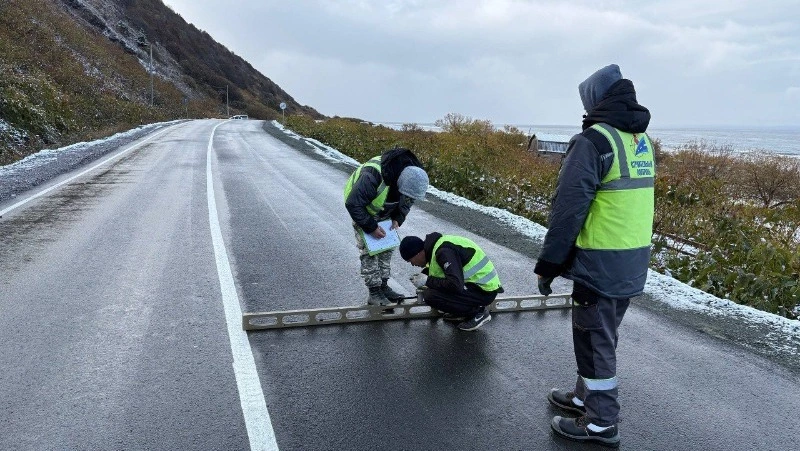 Дорожники заасфальтировали участок трассы между двумя селами в Холмском районе