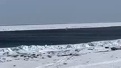 Двух рыбаков унесло в море на льдине в Долинском районе