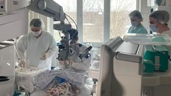 Сахалинские хирурги впервые выполнили операцию по удалению врожденной катаракты у новорожденного