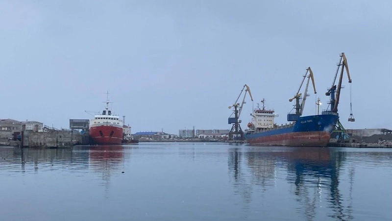 Будка с мусором вместо офиса: суд рассмотрел дело об увольнении сотрудницы порта в Холмске