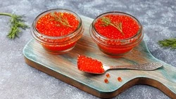 Мужчина проведет 2 года в колонии за продажу фейковой икры на Сахалине