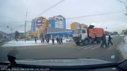 Водитель мусоровоза едва не сбил нескольких пешеходов в Южно-Сахалинске