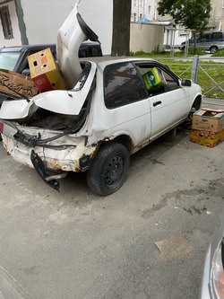 Забытый автомобиль за полгода превратился в свалку в Южно-Сахалинске