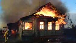 Огонь в дачном доме тушили 13 пожарных в Южно-Сахалинске