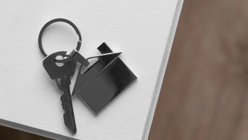 Прокуратура помогла углегорской семье переехать из аварийного жилья в новую квартиру 