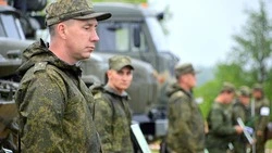 На Сахалине военные в снег и мороз преодолели минные заграждения на боевых машинах