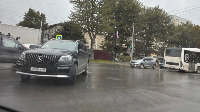 Пробка образовалась на перекрестке Чехова — Победы в Южно-Сахалинске из-за очень дорогого ДТП 