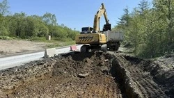 На Охотской трассе разобрали временный мост через реку Христофоровку