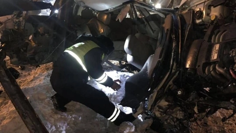 На Сахалине в новогоднюю ночь после «встречи» со столбом разорвало Subaru Legacy