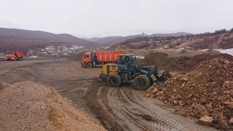 Дополнительную технику направили к разрушенной дороге в Томаринском районе