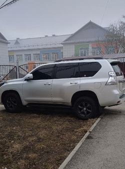 Жители пожаловались на автохамов на дорогих иномарках у детского сада в Южно-Сахалинске