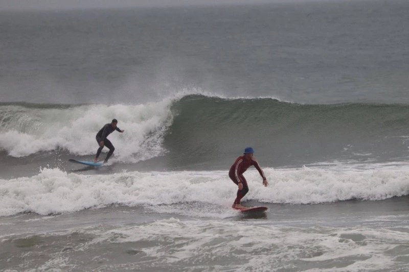 Лови волну: российские серферы покоряют воды на Курилах — ВИДЕО