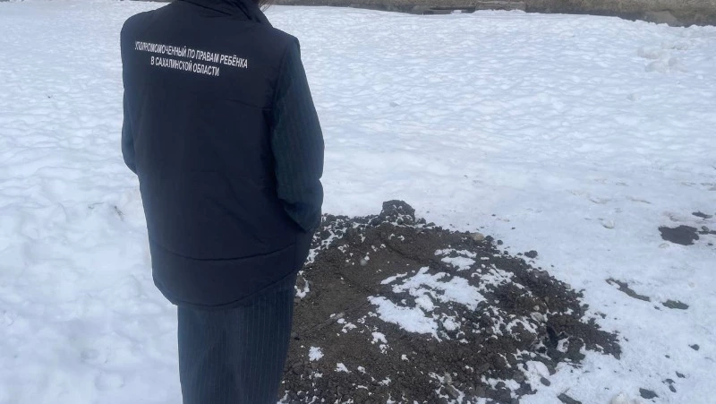 Дыру возле детской горки засыпали в Южно-Сахалинске 