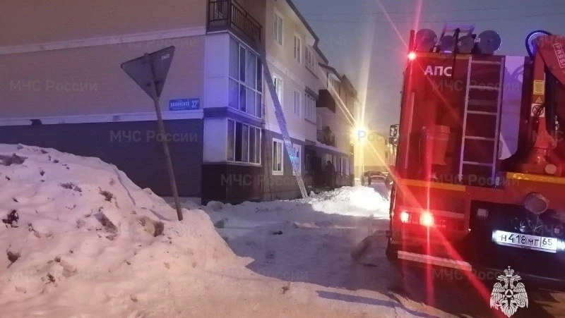 Больше 10 человек эвакуировали из горящего дома в Южно-Сахалинске