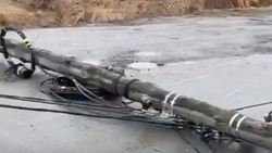 СК начал проверку после падения опорных столбов в Корсакове 